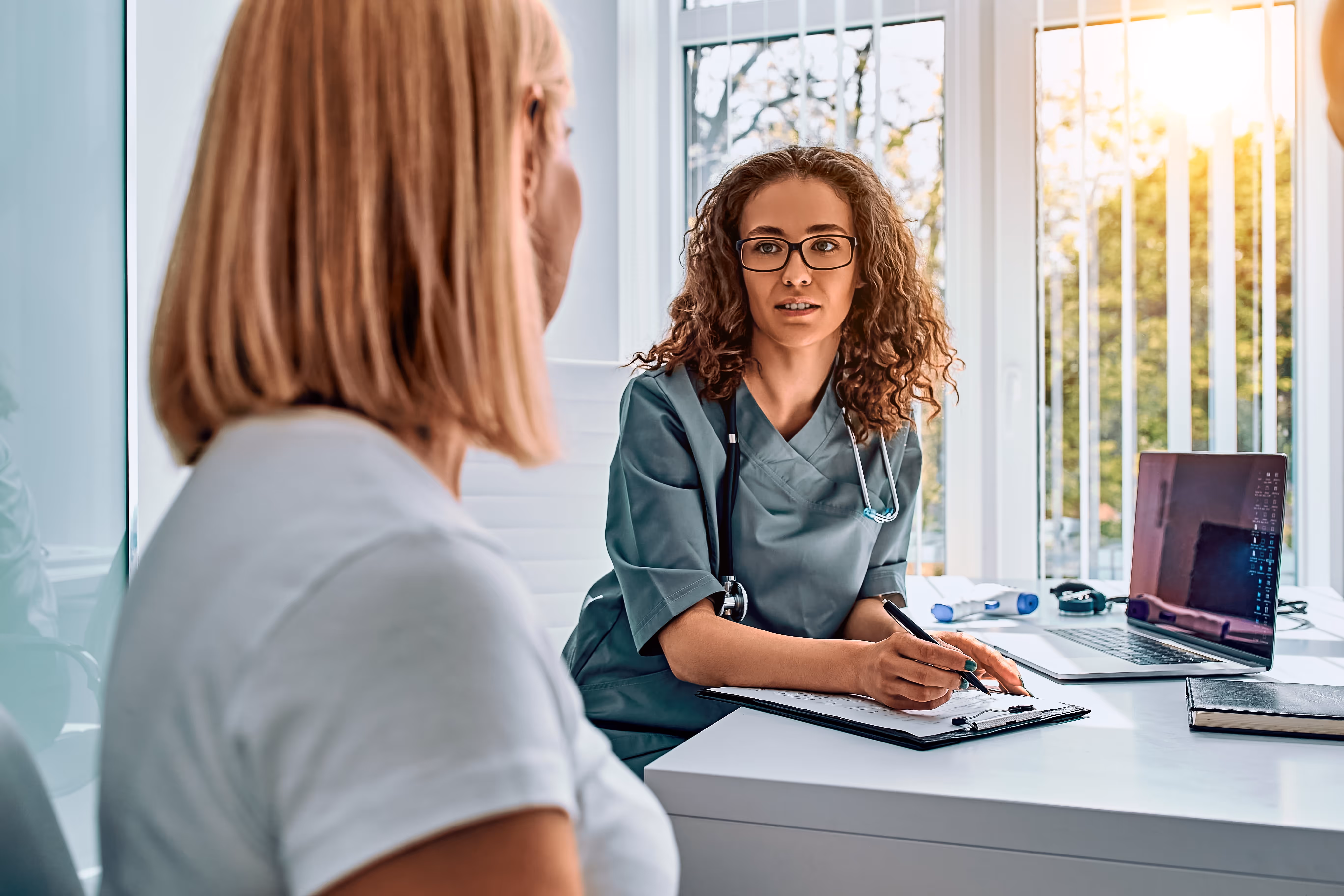 Two colleagues have a conversation